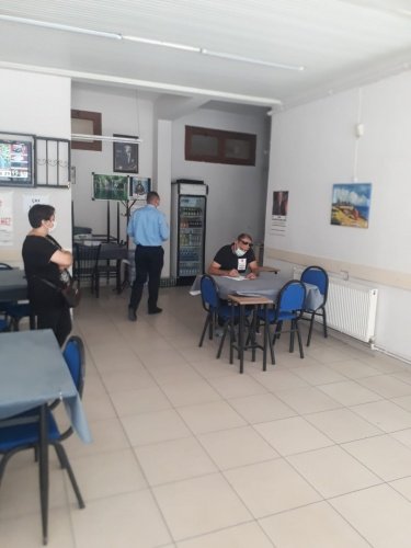Marketlerde, kıraathanelerde, lokantalarda, toplu ve riskli olan her alanda yapılan denetimlerde görev alan eğitimciler, risklerin ortadan kalkmasına yönelik bilgilendirme çalışması yaptı. Alınması gereken tedbirler hakkında bilgi veren gönüllüler bu zorlu sürecin birlik içinde ve kurallara uyarak aşılacağı mesajını verdiler.