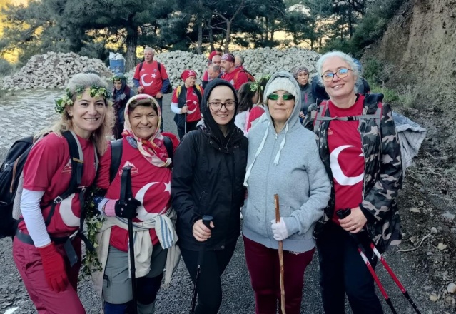 Turgutlu Belediyesi Dağcılık Akademisi (TURBELDAK), hafta sonu gerçekleştirdiği yürüyüşte doğaseverleri Kemalpaşa Çınarköy Parkurunda bir araya getirdi.