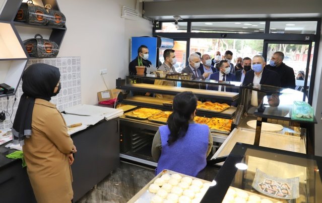 İYİ Parti Manisa İl Başkanı Eryılmaz da şöyle konuştu; "Millet iradesine, milletin seçtiği Belediye Başkanına dayanamayan, millet iradesini bir takım kanunsuzluklarla, hukuksuzluklarla hiçe saymaya çalışan bazı gruplar olduğunu görüyoruz. Burada Zeki Bilgin'i millet seçti. Zeki Bilgin'i size yedirmeyiz. Milli iradeyi burada ezdirmeyiz. Bunu böyle biliniz."

Millet İttifakı üyeleri, toplantının ardından İlçedeki esnafları ziyaret ederek, ekonomik anlamda yaşadıklarını sıkıntılarını dinlediler.