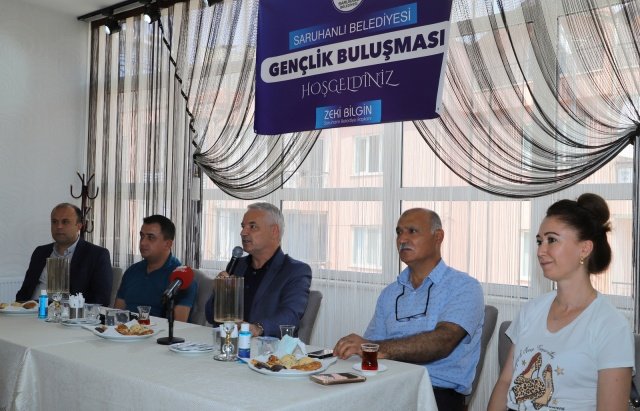 "Gençlerimizin beklentilerine cevap verecek projeleri hayata geçireceğiz. Bugün burada, gençlerin bizden neler istediklerini öğrenmek için bir aradayız. Saruhanlımızda sosyal ve kültürel projeleri inşa ederek, yediden yetmişe herkesin memnuniyetini kazanmak için çalışıyoruz. Bu anlamda fikir ve düşünceleriyle projelerimize ışık tutan gençlerimize teşekkür ediyorum"
