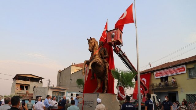 Program kapsamında ilk olarak mahalle girişindeki Ay Yıldızlı Tak, kurdele kesilerek hizmete açıldı. Daha sonra Başkan Bilgin, beraberindekilerle birlikte vatandaşları selamlayarak açılışı yapılacak meydana geçti.