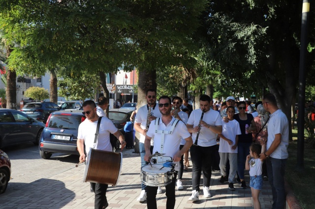 Turgutlu Belediye Başkanı Çetin Akın, Turgutlu Makedonya Göçmenleri Kültür ve Dayanışma Derneği iş birliğiyle organize edilen Kuzey Makedonya kültür gezisine gidecek gençleri uğurladı.