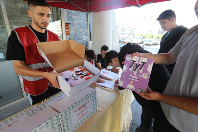 “KİTAPLAR BİZDEN, BAŞARI İSE GENÇLERİMİZDEN”
Öğrencilerin eğitim yolculuğunda karşılaştıkları maddi zorlukları bir nebze olsa hafifletmek istediklerini belirten Başkan Dutlulu, “Gençlerimizin eğitim yolculuğunda karşılaştıkları maddi zorlukları biliyoruz. Bu yüzden, Akhisar Belediyesi olarak uzman eğitimciler tarafından hazırlanan test kitaplarını ücretsiz olarak gençlerimize ulaştırıyoruz. Öğrenciler, öğrenci kimlik kartlarıyla hafta içi her gün, belediyemizin önüne kuracağımız stantlara gelip kitaplarını alabilirler. Kitaplar bizden, başarı ise gençlerimizden. Geleceğimizin mimarı gençlerimizin kurdukları güzel hayallere yardımcı olmak için her zaman yanlarında olmaya devam edeceğiz” diye konuştu.
