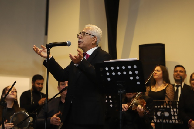 Turgutlu Belediyesi ve Turgutlu Popüler Kültür Türk Müziği Korosu iş birliğiyle hazırlanan ‘Kış Konseri’ büyük beğeni topladı. Başkan Çetin Akın, “Ergenekon Mahallemizde yapmış olduğumuz 440 kişilik Kültür Sanat Merkezini bir aksilik olmazsa Şubat ayı sonu itibariyle hep birlikte açılışını yapacağız.” dedi.