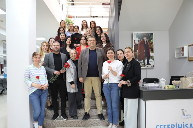 Seferihisar Belediye Başkanı İsmail Yetişkin 8 Mart Dünya Emekçi Kadınlar Günü dolayısıyla kadın mesai arkadaşlarına ikramiye yatıracaklarını duyurdu.

Başkan Yetişkin yayınladığı videoda tüm mesai arkadaşlarına 1000’er Türk Lirası 8 Mart Dünya Emekçi Kadınlar Günü ikramiyesi yatıracaklarını belirtirken “Varlıkları ve emekleriyle hayatımızı daha yaşanabilir kılan tüm kadınlarımızın Dünya Emekçi Kadınlar Günü’nü kutluyorum” dedi.