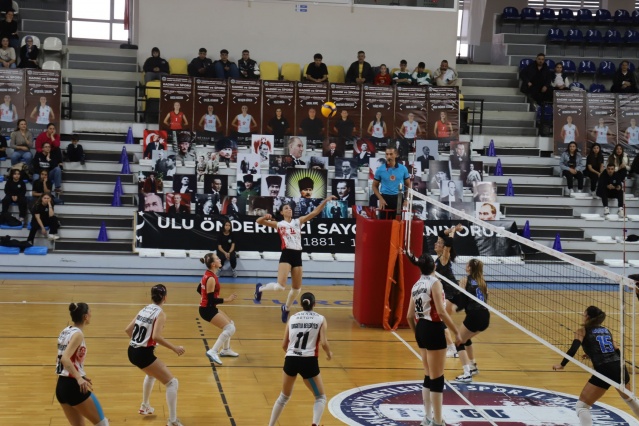Turgutlu Belediyespor Başkanı ve Turgutlu Belediye Başkan Yardımcısı Hüseyin Maliz, “Kadın Voleybol Takımımız oyuncuları ve teknik ekibi kendi sahalarında rakibine karşı net bir galibiyet kazanarak yüzümüzü güldürdüler.