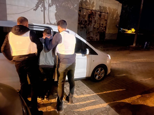 Terör Örgütü Üyesi Yakalaması *(FETÖ-6 Yıl 3 Ay)* *Manisa İl Jandarma Komutanlığı TEM Şube Md.lüğü ve Akhisar İlçe J.K.lığı JASAT ekipleri ile Akselendi J.Krk.K.lığı* tarafından aranan şahısların yakalanmasına yönelik yapılan istihbari çalışmalar neticesinde, 29 Kasım 2024 günü Manisa Akhisar İlçesi Pınarcık Mahallesinde *"Silahlı Terör Örgütüne Üye Olma(FETÖ/PDY)" suçundan 6 Yıl 3 Ay* hapis cezası ile aranan F.A. (E-45) isimli şahıs yakalanmıştır. Yakalanan şahıs hakkında adli makamların talimatı doğrultusunda işlemlere başlanmıştır.