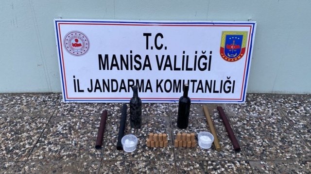 KONU: 5607 Sayılı Kanuna Muhalefet

Manisa İli Şehzadeler İlçesi Çavuşoğlu Mah.de 11.01.2022 günü Sahte ve Kaçak Alkol Üretimi yapıldığına yönelik alınan duyum üzerine M.Ö(1984/E) isimli şahsın bağ evi ve eklentilerinde Manisa 2.Sulh Ceza Mahkemesinden alınan arama kararı gereğince Manisa İl J.K.lığı JASAT, Köpek Timi ve Şehzadeler İlçe J.K.lığı ekipleri tarafından saat:16.00’da yapılan aramada; 
Alkollü içki olduğu değerlendirilen 1.320 lt. El Yapımı Şarap, 
3 adet 1 litrelik şişede El Yapımı Şarap, 
 Şarap yapımında kullanılan 100 gram Potasyum Metabisülfit, 

25 adet şarap şişesi tıpası,

200 adet plastik folyo şarap şişesi kapağı ele geçirilmiştir. 

Olay C.Savcısına bilgi verilerek adli tahkikata başlanılmış olup, şüpheli M.S.ifadesi alınmasını müteakip serbest bırakılmıştır.