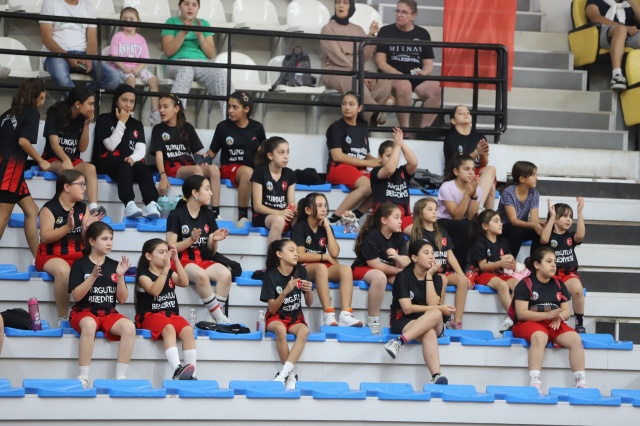 Maçın başlangıç düdüğünden itibaren üstün mücadelesini sürdüren Turgutlu Belediyesi Kadın Basketbol Takımında, Ronahi Zilan Kıran ve Dejah Monet Terrell maçın yıldızlaşan isimleri oldu.