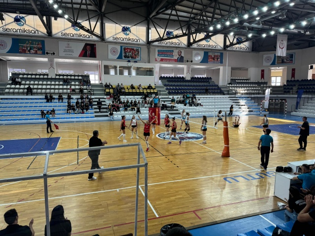 Türkiye Voleybol Federasyonu Kadınlar 2.lig 7.grup temsilcisi Turgutlu Belediyespor evinde ağırladığı Aydın Büyükşehir Belediyespor’u 25-15, 25-13 ve 25-16 skorlarla 3-0 yenerek önemli bir galibiyete imza attı. Yıldırım Beyazıt Spor Salonunda taraftarların ve alt yapı oyuncularının büyük destek verdiği karşılaşmayı kazanan Belediyespor etkili oyununu maç boyunca sürdürdü ve rakibine geçit vermedi.
