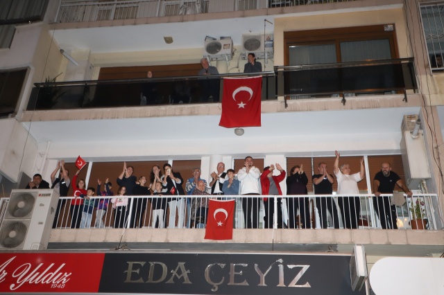 Turgutlu Belediyesi tarafından Cumhuriyetin 101. yıl dönümü, coşkulu bir programla kutlandı. İkinci yüzyılının ilk bayram coşkusunun görkemli bir şekilde yaşandığı kutlamalar “Cumhuriyet Korteji” ile başladı. Koza Parkı Kavşağı’ndan 15 Temmuz Demokrasi Şehitleri Alanı’na kadar devam eden kortejde; Atatürk Bulvarı’nı hıncahınç dolduran binlerce Cumhuriyet sevdalısı, ellerinde Türk Bayrağı ve Atatürk Bayrakları ile 101. yıl coşkusunu tek yürek olarak yaşadı. Bazı vatandaşlar ise Cumhuriyet Kortejine evlerinin balkonlarından alkış tutarak ve bayrak sallayarak destek verdi. Cumhuriyet Korteji’nin sona ermesinin ardından 15 Temmuz Demokrasi Alanı’nda sahneye çıkan Dj Baran Zengin, performansıyla alanı dolduran Turgutlululara eğlenceli anlar yaşattı.