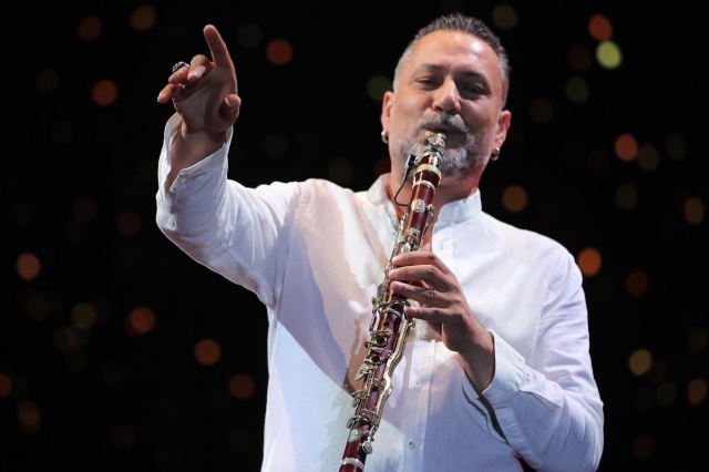 Aliağa Belediyesi ile SOCAR Türkiye iş birliğinde hazırlanan ‘Aliağa Sanat Günleri’nde, yaz konserleri kapsamında bu hafta, arabesk müziğin güçlü yorumcusu Hakan Altun ve ünlü klarnet virtüözü Hüsnü Şenlendirici, Avcı Ramadan Çocuk Oyun ve Rekreasyon Alanı’nda sahne aldı. Hakan Altun şarkılarıyla, Hüsnü Şenlendirici de klarnetiyle konser alanını dolduran sanatseverlere unutulmaz bir müzik şöleni sundu. Tiyatro etkinlikleri kapsamında Ulaş Bayam Açık Hava Tiyatrosu’nda sahnelenen ‘Tepe Taklak’ ise tiyatroseverlere kahkaha dolu anlar yaşattı.