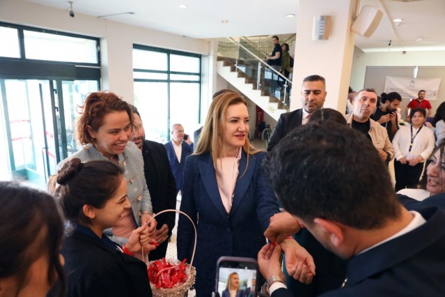 “BAŞARI TESADÜF DEĞİL”
DEÜ Rektörlüğü olarak yaklaşık beş yıllık görev süreleri boyunca toplumun her kesimine yönelik hizmetleri yerine getirmeye gayret ettiklerini belirten Rektör Hotar, “Bu noktada pek çok girişimde bulunduk; altyapımızı güçlendirdik. Bunların yanı sıra olay ve olgulara bakışımızı derinleştirmek adına iyi bir dinleyici olduk; konunun özüne inmeye özen gösterdik. Fiziki ve sosyal engelleri ortadan kaldıracak çalışmalar yürüttük. Bu sayede ‘engelsiz üniversite ve toplum’ yolunda ciddi mesafe kat ettik. Geçmişte de Engelsiz Üniversite ödüllerine layık görülen kurumumuzun, günümüzde dokuz programı nişan alarak Türkiye birincisi olması bizim için sürpriz olmadı. Mekânda, Eğitimde ve Sosyo-Kültürel faaliyet kategorilerinde; 97 üniversite ve 1093 başvuru arasından 20 bayrak alarak Türkiye üçüncüsü olmamız da elbette tesadüf değildi. Çünkü yıllar içinde çalışarak, önemli kazanımlar elde ettik. Öyle ki; pandemi koşullarının yaşandığı 2020’de 6; 2021’de 2; 2022’de 18 ve 2023’te 29 olmak bayrak üzere toplam 54 ödül aldık. Geçen yıl da program nişanlarında Türkiye üçüncüsü olmuştuk. Dolayısıyla üniversitemizin kazanımları katlanarak artmış oldu” diye konuştu.