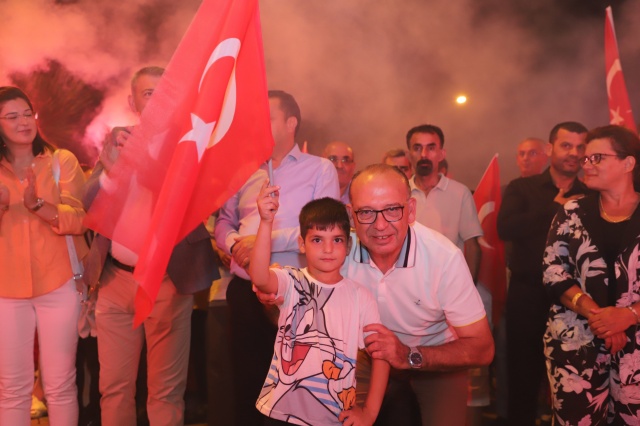 Cem Belevi Coşkuyu ikiye katladı
Turgutlu Belediyesinin ev sahipliğinde yapılan kutlamalar kapsamında gecenin finalinde Cem Belevi, sahne alarak bayram coşkusunu zirveye taşıdı. Eğlenceli şarkıları ve dinamik performansıyla, on binlerce Turgutluluya unutulmaz anlar yaşattı. Belevi'nin sahne şovu, Zafer Bayramı'nı kutlamak için toplanan kalabalığı adeta büyüledi.