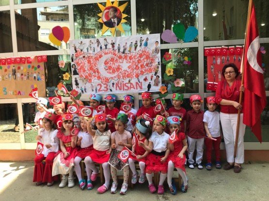 23 Nisan Ulusal Egemenlik ve Çocuk Bayramı dolayısıyla Manisa Büyükşehir Belediyesinin ilçelerdeki Çocuk Kültür ve Sanat Merkezlerinde çeşitli etkinlikler düzenlendi.
 

Manisa Büyükşehir Belediyesi’nin bünyesinde eğitim veren Çocuk Kültür ve Sanat Merkezleri 17 ilçede de 23 Nisan etkinliği düzenledi. Tüm ilçelerde öğrenciler 23 Nisan Ulusal Egemenlik ve Çocuk Bayramını çeşitli etkinliklerle kutladı. Şarkılar eşliğinde dans gösterileri, şiir okumaları, resim sergileri ve oyunlarla kendi bayramlarını doyasıya kutlayan çocuklar öğretmenleri ve velileri eşliğinde güzel bir gün geçirdi. Manisa Büyükşehir Belediyesi Kültür ve Sosyal İşler Dairesi Başkanı Ergün Aksoy, il genelinde bulunan Çocuk Kültür ve Sanat Merkezlerinde 23 Nisan coşkusunun yaşandığını belirtti. Aksoy, “23 Nisan çocuklarımızın bayramı. Düzenlenen etkinliklerle doyasıya eğlendiler” dedi.