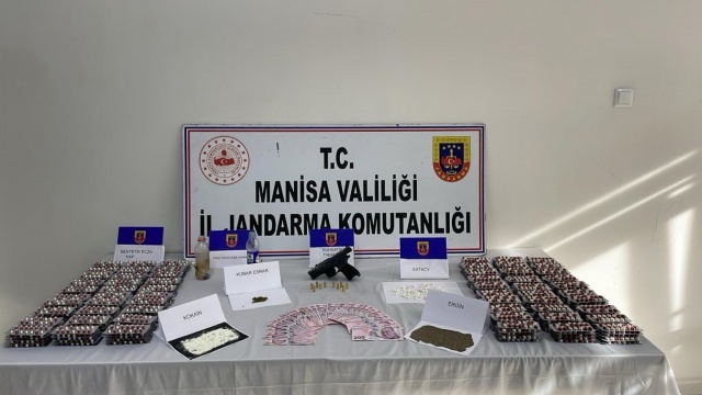 1-Uyuşturucu veya Uyarıcı Madde Ticareti(TCK/188)
2-Uyuşturucu veya Uyarıcı Madde Kullanma (TCK/191)
3- 6136 S.K.M.

Manisa ili Akhisar İlçesinde, Akhisar İlçe Jandarma Komutanlığınca 17.04.2025 günü M.Y., G.S., R.I., E.E. ve A.İ.ye ait 3 adres ile şahısların üzerlerinde yapılan aramalarda;
✓ *3851 Adet Sentetik Ecza*
✓ *3 Adet Uyuşturucu kullanma aparatı,*
✓ *27.25 gr yüksek düzeyli uyuşturucu,*
✓ *1 adet ruhsatsız av tüfeği*
✓ *1 adet ruhsatsız tabanca*
✓ *10 Adet tabanca mermisi*
✓ *6360 TL suçtan elde edildiği değerlendirilen para* ele geçirilmiştir.

Cumhuriyet Savcısının talimatıyla M.Y., G.S., R.I. ve E.E. Akhisar Cumhuriyet Başsavcılığına sevk edilmişlerdir.