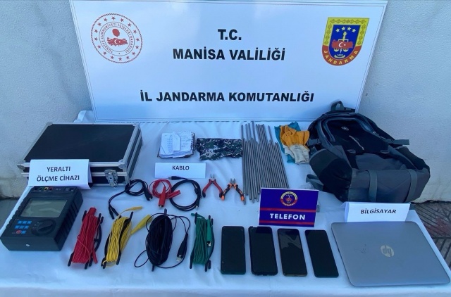 Kaçak Kazı Manisa İli Alaşehir İlçesi Gümüşçay Mahallesi Akmezar mevkiinde 22.03.2025 günü saat bir ihbar üzerine icra edilen devriyede F.K., Ş.E., I.I. ve Ş.M. isimli şahıslar izinsiz kazı yaptıkları esnada suç üstü yakalanmıştır. Olay yerinde bulunan; -(1) adet laptop, -(20) adet Demir Çivi, -(21) adet Demir Çubuk, -(1) adet Yeraltı Görüntüleme Cihazı, -(4) adet cep telefonuna el koyulmuştur. Konuyla ilgili olarak adli makamların talimatları doğrultusunda adli tahkikata başlanmıştır.