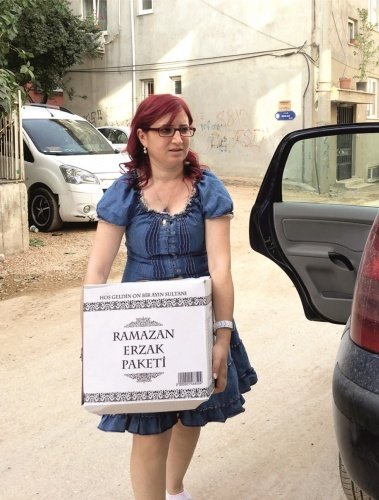 Topladığı Kullanılmış Eşyaları Garibanlara Dağıtıyor

Nergiz Şenocak dernek bünyesinde yaptığı çalışmalarla ilgili şu bilgileri verdi:

“Derneğin amacı işe yarar kullanılmış eşyaları toplayıp ihtiyaç sahiplerine dağıtmak. Arkamda hiçbir maddi güç yok. Bir yer kiralayarak başladık. Ancak toplanan eşyaları koyacak bir depomuz yoktu. Toplanan giysileri ayıklayıp temizlemek, işe yarar olanları ayırmak hiç de kolay bir iş değil. Gönüllülerle ihtiyaç sahipleri arasında köprü olduk. Sizin ihtiyaç fazlanız olan bir eşya mutlaka bir başkasının ihtiyacı oluyor. Beyaz eşyadan mobilyaya, mutfak gereçlerinden tekerlekli sandalye ve tıbbi malzemelere kadar işe yarar her türlü ikinci el malzeme ile ihtiyaç sahiplerinin yüzünü güldürdük. 200’ün üzerinde engelliye tekerlekli sandalye temin ettik. Bunların çoğu gönüllülerimizin bize bağışladığı sandalyelerdi. 5-6 tanesini de dernek olarak biz satın alıp verdik. Ayrıca yeni evlenen ihtiyaç sahibi 3 çiftimiz için  mobilyasından beyaz eşyasına, nevresiminden perdesine kadar 3 tane gelin evi döşedik. Pandemi nedeniyle etkinliklerimize ara verdik ama yardımlarımız devam ediyor.
