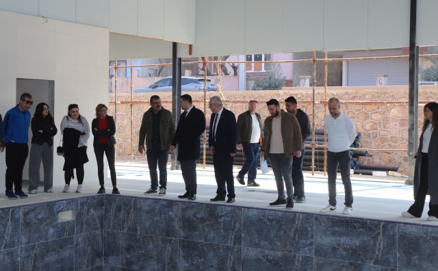 “Bir buçuk ay içerisinde tiyatro oyunlarımıza ve diğer kültür hizmetlerimize ev sahipliği yapacağız”
Turgutlu Belediye Başkan Yardımcısı Hüseyin Maliz, “Turgutlu Belediyesi olarak Ergenekon Mahallemizde inşa etmekte olduğumuz ve temelini yaklaşık bir yıl önce attığımız Ekrem Gürel Kültür Merkezi projemizin büyük bir bölümü bitti. Yaklaşık bir buçuk ay içerisinde tiyatro oyunlarımıza ve diğer kültür hizmetlerimize ev sahipliği yapacak, sanatçılarımızı izleyeceğiz. Turgutlu’muza hayırlı olsun” ifadelerini kullandı.