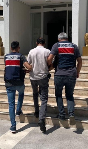 *Konu :* Terör Örgütü Propagandası Yapmak.*(DEAŞ)* *AÇIKLAMA :* Manisa İI J.K.lığı TEM Şube Müdürlüğü ve Akhisar İlçe J.K.lığınca; *(3)* şahsın sosyal medya üzerinden *DEAŞ* terör örgütü propagandası yaptığı tespit edilmiş ve *22.08.2024* günü eş zamanlı olarak operasyon icra edilmiştir. Terör örgütü propagandası yaptığı tespit edilen *M.D.*(1976/E) ve *V.K.*(1992/E) isimli şahıslar hakkında adli tahkikata başlanmış, *A.A.* (1992/E) isimli şahsın adresinde yapılan adli aramada bulunan dijital materyaller ile (7) adet yasaklı yayına el konularak şahıs gözaltına alınmıştır.