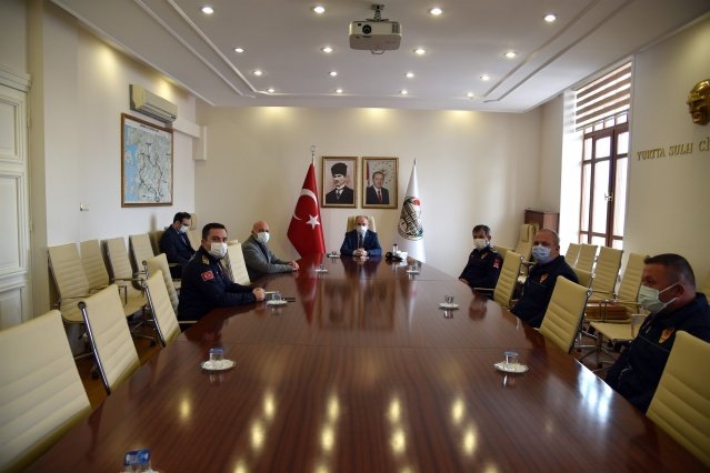 Manisa itfaiyesi olarak tüm personelimizle İzmir depreminde canla başla yardımcı olduk diyen Manisa Büyükşehir Belediyesi İtfaiye Dairesi Başkanı Gürhan İnal da “Enkaza dönen 3 apartmanda görev yaptık. 11 kişiyi çıkararak diğer vatandaşlarımıza yardımcı olduk. Personelimiz canla başla çalışarak gecesini gündüzüne kattılar. Birçok arkadaşımız kendi araçlarıyla deprem bölgesine gelerek çalışmalara katıldı” dedi.