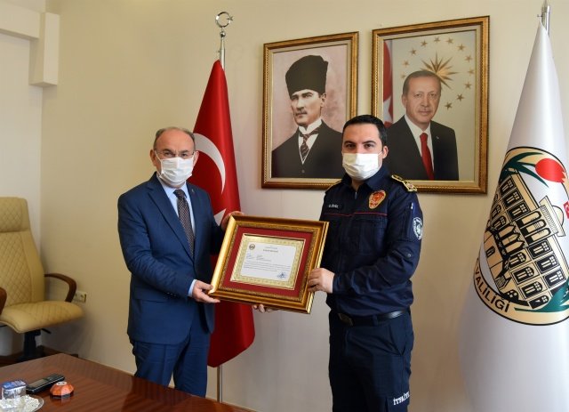 30 Ekim 2020 günü İzmir İlimizde meydana gelen 6,6 büyüklüğündeki depremin ardından Manisa’dan bölgeye gönderilen ve depremde enkaz altında kalan vatandaşların kurtarılmasında büyük emek veren Manisa Büyükşehir Belediyesi İtfaiye Teşkilatı personeline göstermiş oldukları üstün gayret, fedakârlık ve başarılı çalışmalarından dolayı Vali Yaşar Karadeniz tarafından “Başarı ve Takdirname Belgesi” taltif edildi.