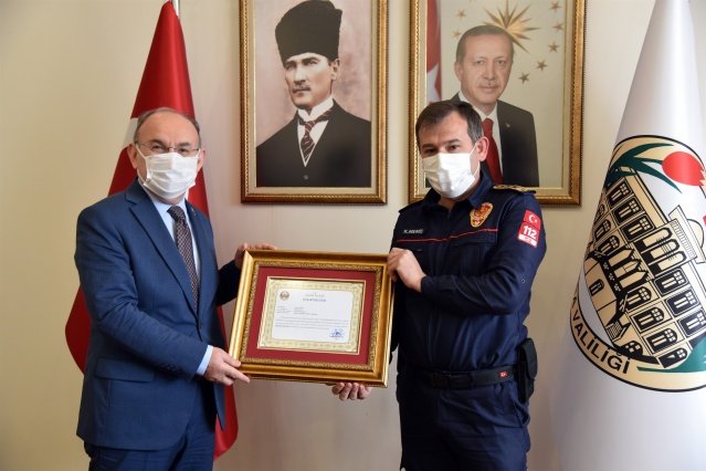 Vali Yaşar Karadeniz, 30 Ekim 2020 günü İzmir ilimizde meydana gelen 6,6 büyüklüğündeki deprem sonrası enkaz altında kalan vatandaşların kurtarılmasında görev yapan Manisa Büyükşehir Belediyesi İtfaiye Teşkilatı personeline “Başarı ve Takdirname Belgesi” taltif etti.