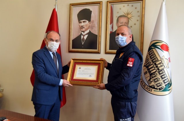 Valilik Brifing Salonunda yapılan törende, İzmir İlimizde meydana gelen depremde Manisa olarak coğrafi yakınlığımız gereği ilk koşan illerden birisi olduğumuzu ifade eden Vali Karadeniz “Manisa Büyükşehir Belediyesi İtfaiye Teşkilatımız deprem bölgesinde oldukça başarılı çalışmalar yaptı. Bu çalışmalar ulusal basına da yansıdı. O süreçte kurtarma çalışmalarına katılan itfaiyeci arkadaşlarımızı temsilen bugün her birimden bir personelimize belgelerini vereceğiz.