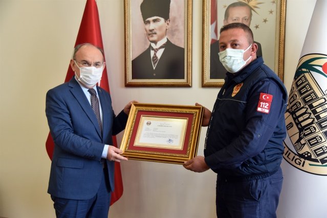Pandemiden dolayı deprem bölgesinde görev yapmış bütün personelimiz için toplu bir organizasyon yapamadık ama sizlerin temsiliyle onların da gıyabında belgelerinizi vereceğiz. İnşallah her zaman böyle acil durumlarda hızlı bir şekilde müdahaleye hazır bir durumda oluruz. Böyle acil müdahaleye tekrar ihtiyaç olmamasını dileyerek Büyükşehir Belediyemizin İtfaiye Teşkilatına başarılı çalışmalarından dolayı teşekkür ediyorum” şeklinde konuştu.
Manisa Büyükşehir Belediyesi Genel Sekreter Yardımcısı Ali Öztozlu ise konuşmasında “Öncelikle düşünceniz itfaiye teşkilatımızı onurlandırdı ve gururlandırdı. Arkadaşlarımıza moral motivasyon oldu. Valilik olarak her zaman itfaiye teşkilatının arkasında olduğunuzu bir kez daha hissettirmiş oldunuz. İzmir depreminde 200 den fazla arkadaşımız mesai kavramı gözetmeden 36 saate varan ve hiç uyumadan görev yaparak canlar kurtardılar. Bizler de teşekkür ederiz” dedi.