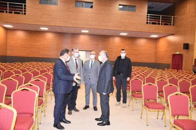 Ziyaret sonunda Vali Yaşar Karadeniz, çalışmaları sebebiyle Manisa Barosu Başkanı Ali Arslan ve yönetimine teşekkür ederek çalışmalarında başarılar diledi.