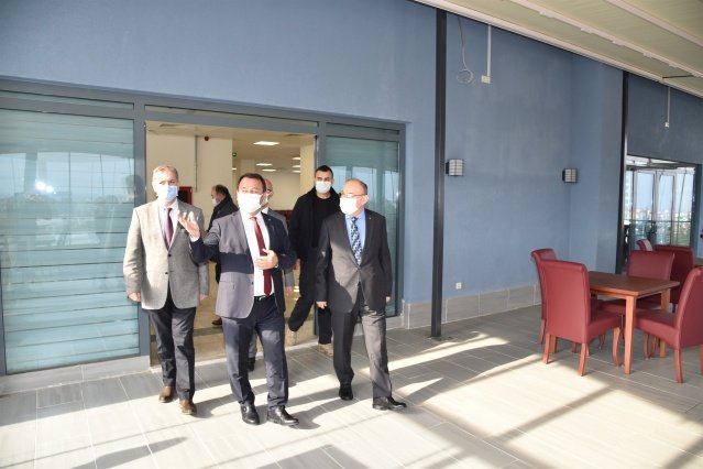 Vali Yaşar Karadeniz, yeni hizmet binasına taşınan Manisa Barosunu ziyaret etti. Baronun yeni hizmet binasında incelemelerde bulunan Vali Karadeniz, yeni hizmet binasının Manisa’ya kazandırılmasından dolayı Başkan Arslan’a teşekkür etti.