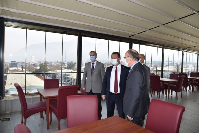 Baro Başkanı Av. Ali Arslan, Vali Karadeniz’in 2021 yılının ilk ziyaretlerinden birini Manisa Barosu’na yapmasından dolayı çok mutlu olduklarını kaydederek, teşekkür etti. Arslan, “Valimizi yeni hizmet binamızda ağırlamak bizim için ayrı bir onur kaynağı. Yeni hizmet binamızı Eylül ayından itibaren kullanmaya başladık. Önümüzdeki günlerde tamamen taşınmış olacağız. Manisa Barosu’nun yeni hizmet binasını sadece baroya, sadece avukatların kullanımı için değil Manisa’mız için bir kazanç olarak görüyorum. Bütün Manisalılara buradan hizmet vermeye gayret edeceğiz. 2021 yılında da zorlu günler yaşayabiliriz ama o zorlu günleri dayanışarak, birlikte aşacağımıza inanıyorum Sayın Valimiz de o konuda desteklerini esirgemiyor” diye konuştu.