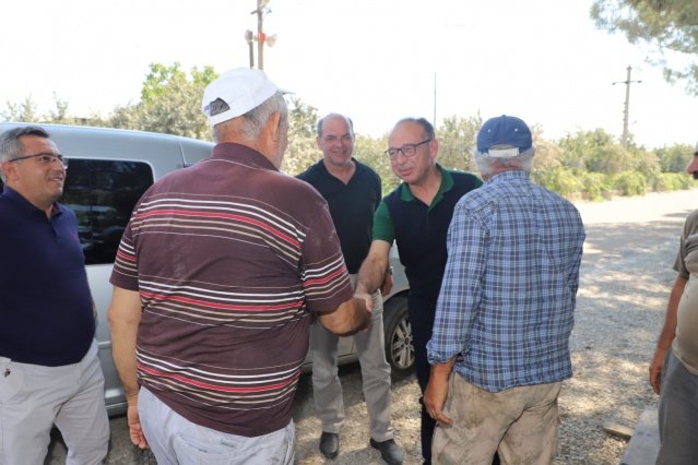 Turgutlu Belediye Başkanı Çetin Akın, Acıbadem Yolu'nda tamamlanan asfaltlama çalışmalarını inceledi.