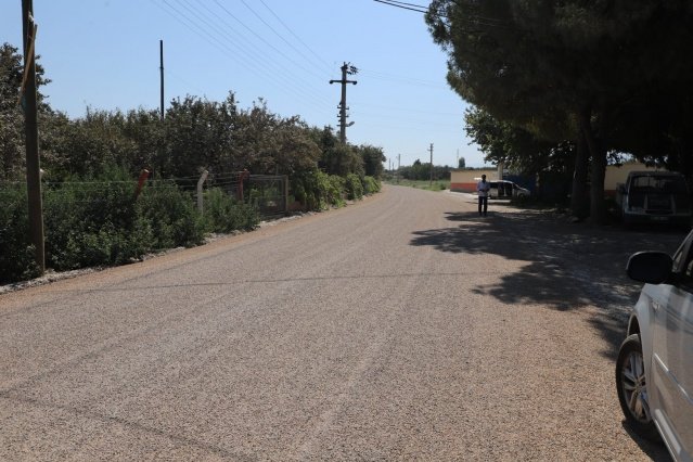 Turgutlu Belediyesi Fen İşleri Müdürlüğü ekipleri tarafından ova yollarında asfaltlama çalışmaları devam ediyor. Sabancı Karakolu, Bostanlı Karakolu ile Hışırlık Mevkisi ve Selvilitepe Mahallesindeki asfaltlama çalışmalarının ardından geçtiğimiz günlerde çalışmalara başlanan Acıbadem Yolu'nun asfaltlaması da tamamlandı. Turgutlu Belediye Başkanı Çetin Akın ise Elektrikçiler Odası Başkanı Sabri Toker ile Acıbadem Yolu'na giderek tamamlanan çalışmaları yerinde inceledi. Başkan Çetin Akın incelemeleri sırasında çiftçilerle de bir araya gelerek yapılan çalışmalar hakkında değerlendirmelerde bulundu.