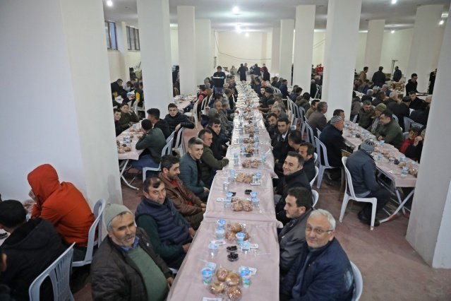 Dağdere Mahallesi Yeni Camii altında bulunan hayır yerinde verilen iftar sofrasına mahalle halkı büyük ilgi gösterirken programa Akhisar Belediye Başkan Yardımcısı Ahmet Tınazlı, Bedri Türk, Belediye Meclis Üyeleri Hüseyin Kuk ve Ozan Kıvrak ile çok sayıda vatandaş katıldı.