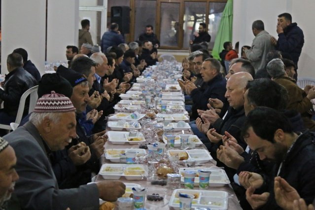 Ramazan ayı boyunca şehrin 3 noktasında her gün ihtiyaç sahibi vatandaşlara yemek dağıtan Akhisar Belediyesi, Ramazan sofralarına da merkez ve kırsal mahallelerde devam ediyor. Akhisar Belediye Başkanı Besim Dutlulu’nun “insan odaklı belediyecilik” anlayışı doğrultusunda harekete geçen belediye ekipleri, aynı zamanda ramazan ayı boyunca yüzlerce haneye gıda paketi ve un dağıtımına devam ediyor.