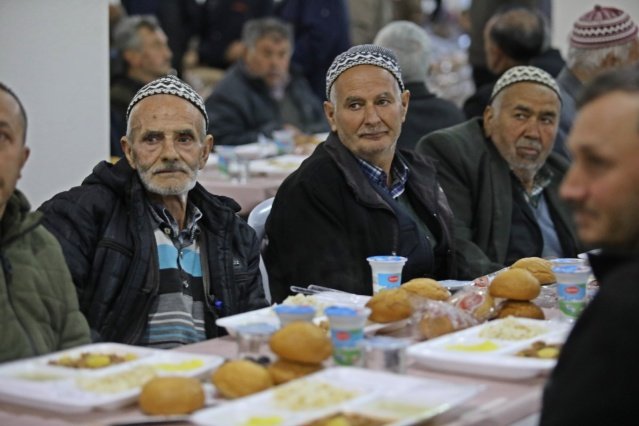 Akhisar Belediyesi, Ramazan ayı iftar programlarına Efendi Mahallesi’nin ardından Dağdere Mahallesi ile devam etti. 2 bin kişilik iftar yemeğinde bir araya gelen mahalle sakinleri birlik ve beraberlik içerisinde oruçlarını açtı.