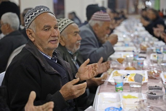 Mahalle halkı olarak iftar programından çok memnun olduklarını belirten Dağdere Mahalle Muhtarı Halil Gökçedağlı, “Uzun yıllar sonra Akhisar Belediyemizin burada iftar vermesi bizleri çok sevindirdi. Birlik ve beraberliğimizin geliştiği böyle sofralar Ramazan ayımızın vazgeçilmezi. Emeklerinden dolayı Akhisar Belediye Başkanımıza ve tüm belediye ekibine, mahallemiz adına teşekkür ederim” ifadelerini kullandı.