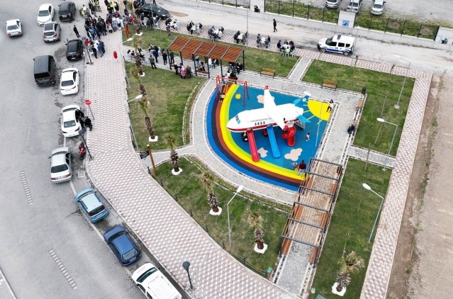 Parkta bulunan uçak maketinin ön kısmına ise Şehit Polis Mustafa Çiğdem’in oğullarının isimleri İsmail ve Oğuz yazıldı. Şehit Polis oğlu İsmail Çiğdem ise Akhisar Belediye Başkanı Besim Dutlulu’ya çok teşekkür ederek Akhisar’ın bu güzel parkına babasının isminin verilmesinin büyük bir gurur kaynağı olduğunu ifade etti. 
Şehit polisi rahmetle anarak sözlerine başlayan Başkan Besim Dutlulu, “Atatürk Mahallemize kazandırdığımız ve çocuklarımızın çok sevdiği Uçak Parkı’na, görevi başında şehit olan polisimiz Mustafa Çiğdem’in adını verdik. Bugün, şehidimizin ailesi tarafından parkımızda düzenlenen hayır yemeğindeydik. Allah hayırlarını kabul etsin. Şehidimizin mekanı cennet olsun. Akhisarlı çocuklarımızın doyasıya oynadığı, eğlendiği ve ailelerin keyifli vakitler geçirdiği parkımız Akhisar’ımıza hayırlı olsun. Emeği geçen herkese teşekkür ederim” dedi.