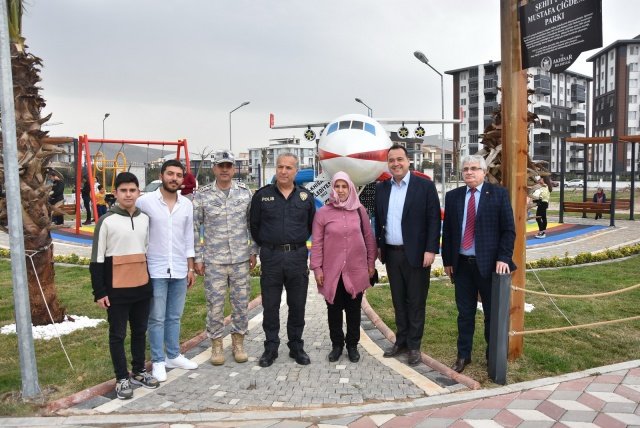 13 Aralık 2020 tarihinde görevi başında şehit düşen Polis Memuru Mustafa Çiğdem’in de 2 oğlu ve eşinin düzenlediği hayır yemeğine Akhisar Garnizon Komutanı Hava İstihkam Albay Mehmet Şahin, Akhisar Belediye Başkanı Besim Dutlulu, İlçe Emniyet Müdürü Sayım Başaran, siyasi parti temsilcileri, belediye meclis üyeleri, kurum müdürleri, ilçe emniyet müdürlüğü personelleri ve bir çok vatandaş katıldı.