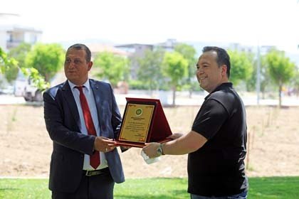 Göreve geldiğimiz günden beri belediyemize ait olan tüm atıl ve boş alanları ağaçlandırmaya çalışıyoruz. Bu kapsamda Çevkor ve sponsorlarımızın desteğiyle 1000’in üzerinde fidanı, bugün Atatürk Mahallesinde boş olan arazilerimize ekerek yeşillendirdik. Park ve Bahçeler Müdürlüğümüze bağlı ekip arkadaşlarımız diğer mahallelerimizde de çalışmalarını sürdürüyor. Emeği geçen herkese teşekkür ediyorum” dedi.