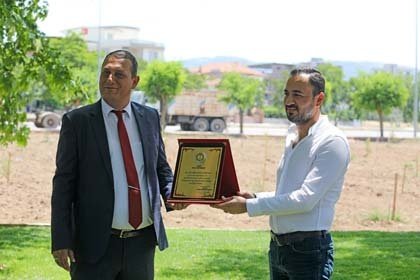 Fidan dikimi töreninin ardından çevre dostu belediyecilik anlayışı için ÇEVKOR tarafından Akhisar Belediye Başkanı Besim Dutlulu’ya plaket takdim edildi.