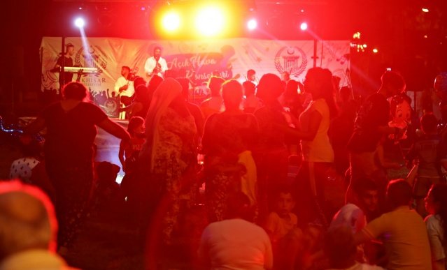 1 Temmuz tarihi itibari ile hayata geçen yeni normalleşme süreciyle birlikte kültür ve sanat etkinliklerine hız veren Akhisar Belediyesi, Grup Laço’nun sahne aldığı açık hava yaz konseri ile Akhisarlılara unutulmaz bir gece yaşattı.