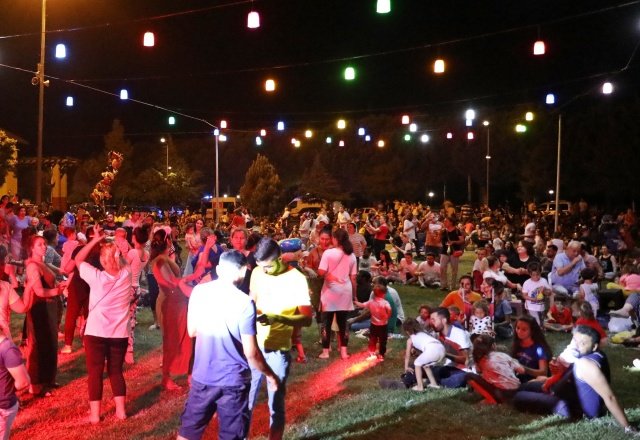 1 Temmuz tarihi itibari ile hayata geçen yeni normalleşme süreciyle birlikte kültür ve sanat etkinliklerine hız veren Akhisar Belediyesi, Grup Laço’nun sahne aldığı açık hava yaz konseri ile Akhisarlılara unutulmaz bir gece yaşattı.
