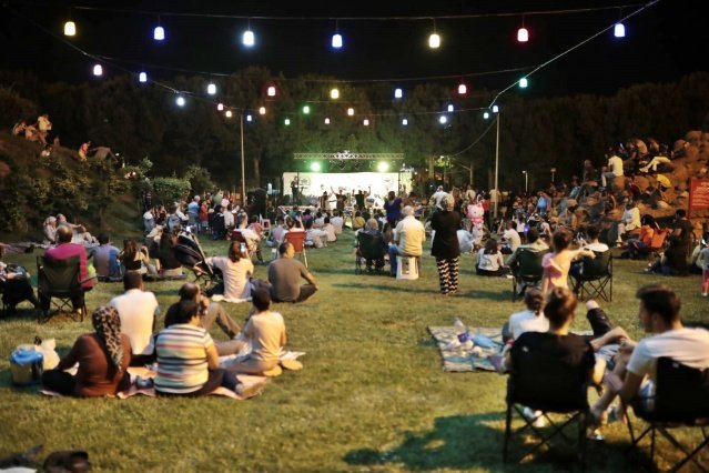 Akhisar Belediyesi, kültür ve sanat etkinlikleri kapsamında başlattığı Açık Hava Yaz Konserlerine devam ediyor.
