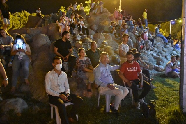 Konser etkinliğine katılan vatandaşlar, özledikleri sanatsal faaliyetleri hayata geçirdikleri için Belediye Başkanı Besim Dutlulu ve ekibine çok teşekkür etti.