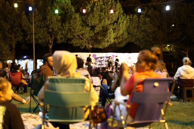 Akhisar’da Açık Hava Yaz Konserlerine gençlerden büyük ilgi

Akhisar Belediyesi, kültür ve sanat etkinlikleri kapsamında başlattığı Açık Hava Yaz Konserlerine gölet etkinlik alanında devam ediyor.