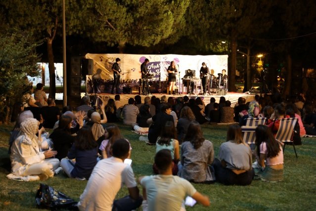 1 Temmuz tarihi itibari ile hayata geçen yeni normalleşme süreciyle birlikte kültür ve sanat etkinliklerine hız veren Akhisar Belediyesi, birçok yerli sanatçı ve grubun sahne aldığı açık hava yaz konseri ile Akhisarlılara yıldızlar altında eğlenmeye devam ediyor.