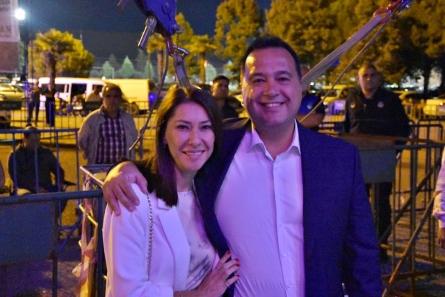 Ünlü şarkıcı Ceylan Ertem birbirinden güzel seslendirdiği şarkı ve besteleri ile Akhisarlı sevenleriyle buluştu. Pandemi nedeniyle ertelenen konserlere hasret olan Akhisarlılar, müziğin ve eğlencenin keyfini yaşayarak konserde moral buldu. Konser giriş ve çıkışlarında HES kodu uygulaması ve ateş ölçümü yapıldı.