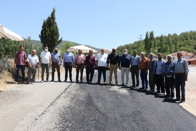 Ekipler özveriyle çalışıyor
Ekiplerin özveriyle çalıştığına dikkat çeken MHP Akhisar İlçe Başkanı Ahmet Namal, “Başta Büyükşehir Belediye Başkanı Cengiz Ergün olmak üzere, emeği geçenlerden Allah razı olsun. Bu işe emeği geçen kamyon şoföründen kürekçisine kadar herkes büyük bir özveriyle çalışıyor. Bugün Akhisar’da iki yerde yol çalışması inceledik. Cengiz başkan, verdiği sözü fazlasıyla yerine getiriyor. Akhisar’ın her yeri şantiye” dedi.
“Cengiz başkan, her zaman vatandaşın yanında”
Yapılan çalışmalar nedeniyle mahalle muhtarlarının memnuniyetini dile getirdiğini belirten Manisa Büyükşehir Belediyesi Meclis Üyesi Doğan Ensivri, “Muhtarlar memnuniyetini dile getiriyor. Bunlar çok ciddi yatırımlar. Teşekkür ederiz, Cengiz başkanımızdan, bütün emeği geçenlerden. Allah devletimize zeval vermesin. Biz biliyoruz, Cengiz başkan her zaman vatandaşın yanında” dedi.